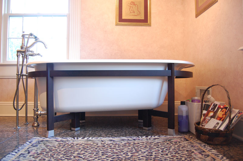 Sideview of standalone tub.